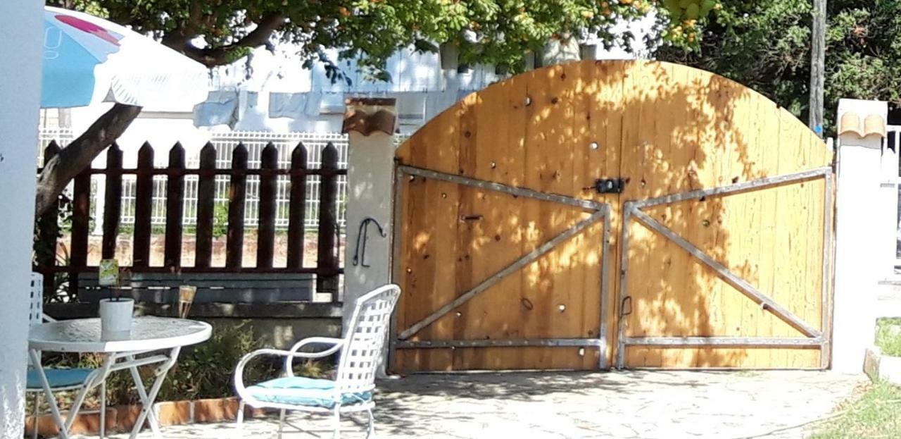 Le Flamant Rose Bed & Breakfast Salin-de-Giraud Exterior photo